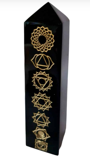 Obsidiaan obelisk geslepen door Maya indianen met de 7 chakra symbolen gegraveerd.